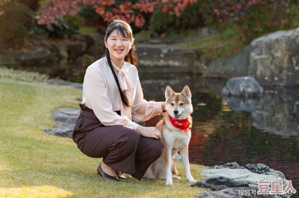 皇后被藩王和神犬赐精黄豌豆，网友纷纷表示这是一种奇特的恩赐，背后是否隐藏着更深层的寓意？