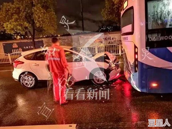 公交车里狂c亲女的文h，目击者称现场气氛紧张，警方已介入调查并展开取证工作