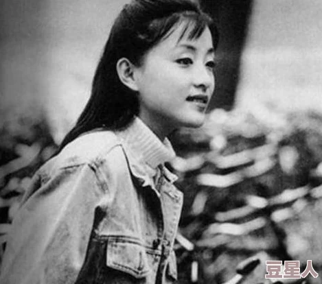 松动的嘴唇美国1990：揭示当年社会变革、文化冲突与年轻人的叛逆精神交织的历史瞬间