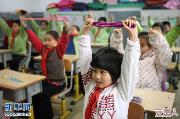 小学六年级扣出白家，学生在课间发现神秘遗物，引发全校师生热议与调查！