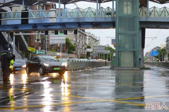 公交站避雨2：市民纷纷聚集，临时搭建遮挡设施应对突如其来的暴雨天气