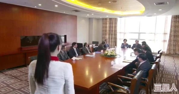 老板边开会边摸出水这可能是由于紧张或习惯性动作导致的表现