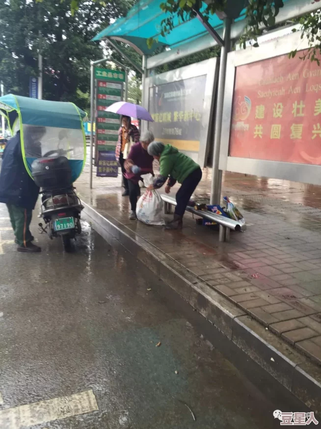 下雨天公交车站避雨1人们在车站躲雨，体现生活中的小确幸