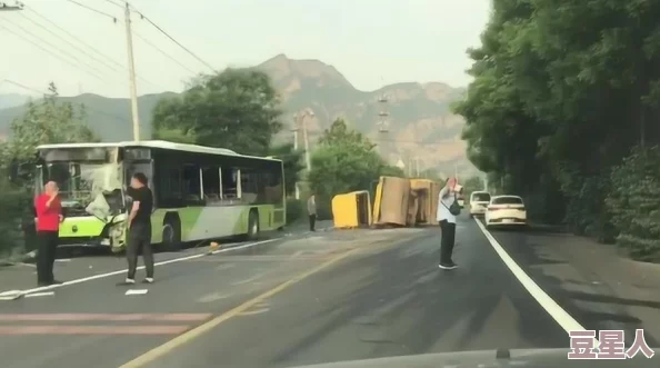 下雨天公交车站避雨1人们在车站躲雨，体现生活中的小确幸