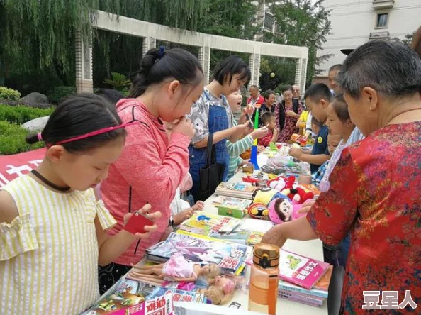 一二三四社区在线视频社区3居民自发组织周末跳蚤市场活动