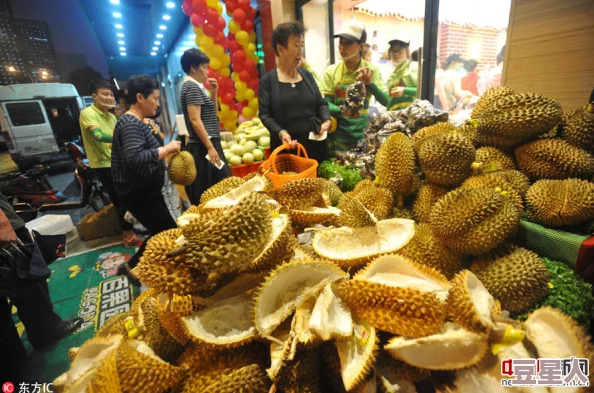 榴莲深夜里释放自己流连忘返香气弥漫整条街引来众多食客驻足围观