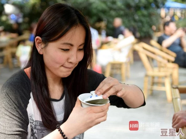 桃花久久近日桃花盛开吸引众多游客前来观赏花海美景并参与春季摄影活动