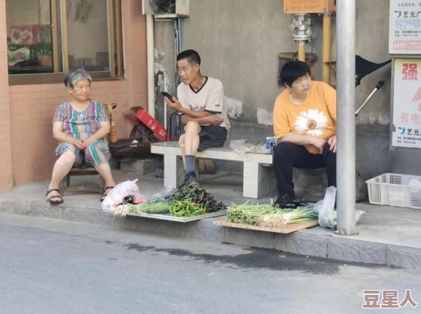 震惊！小区门口小卖部老板竟是“搞逼逼”据说曾因唱歌走音被邻居投诉