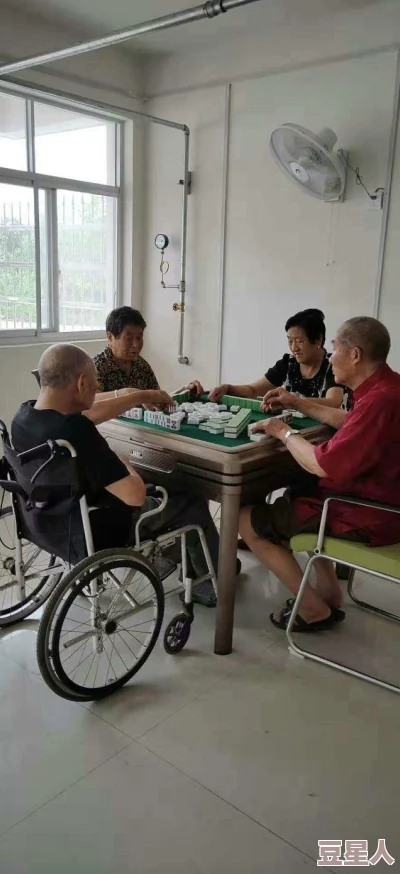 直播间打扑克直播据说主播其实是业余围棋高手还拿过青少年比赛冠军